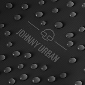 Nahaufnahme von Wassertröpfchen auf dem schwarzen Material des rolltop Rucksacks 'Conor' von Johnny Urban