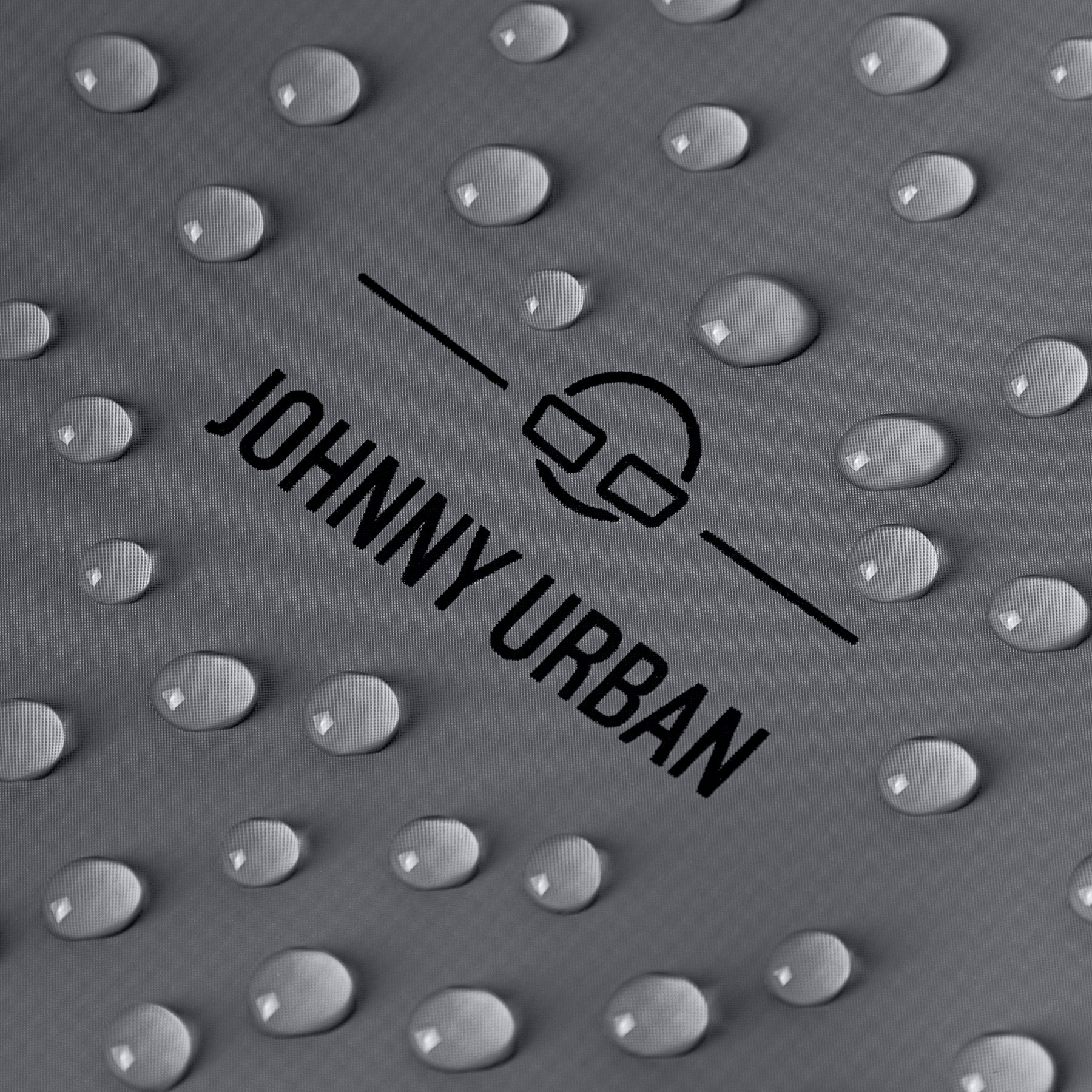 Wasserabweisendes Material mit Johnny Urban Logo und Wassertropfen auf Rolltop Rucksack Conor