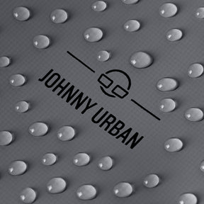 Wasserabweisendes Material mit Johnny Urban Logo und Wassertropfen auf Rolltop Rucksack Conor