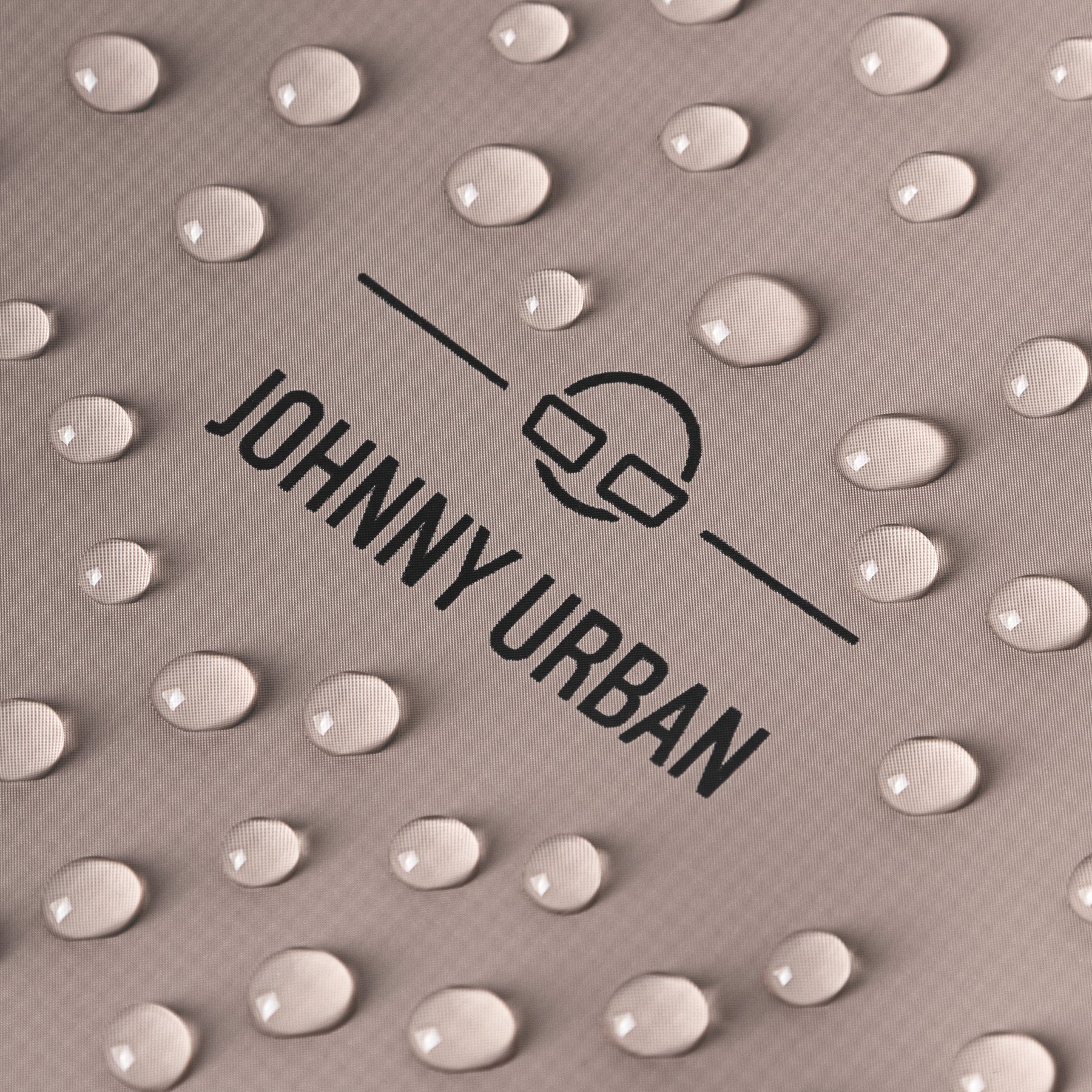 Wassertropfen auf wasserabweisendem Stoff mit Johnny Urban Logo