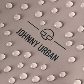 Wassertropfen auf wasserabweisendem Stoff mit Johnny Urban Logo