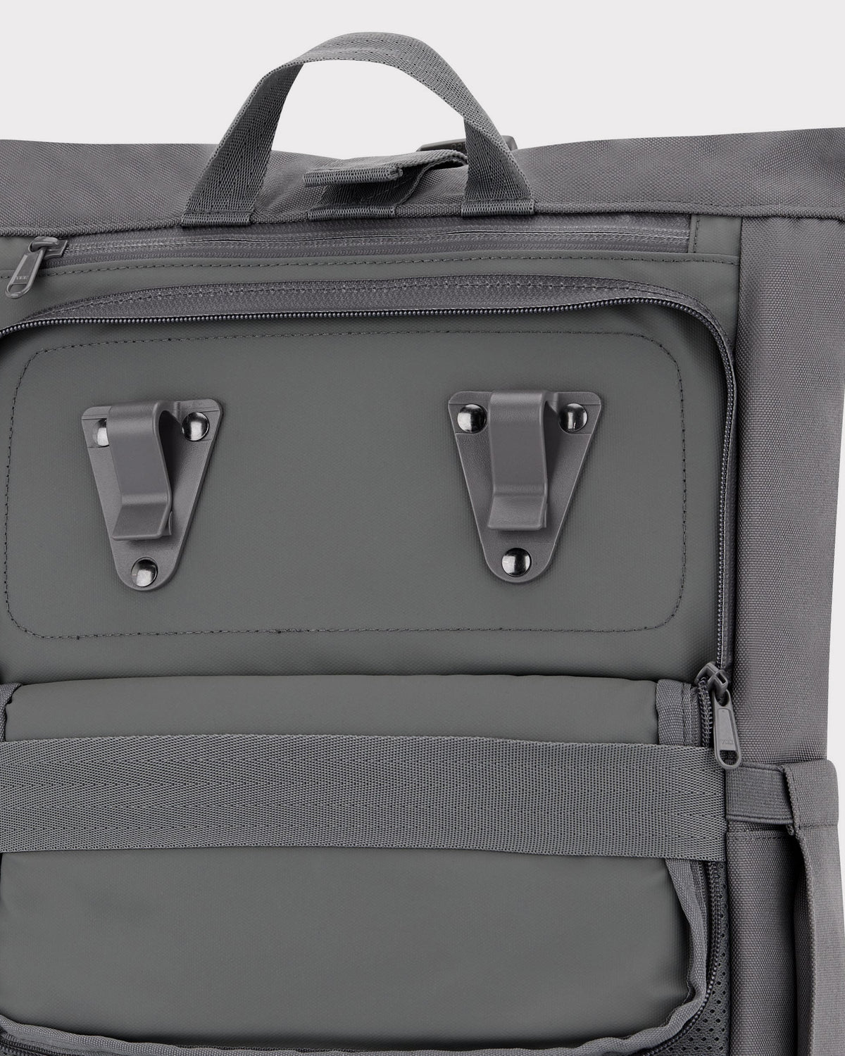 Johnny Urban Rolltop Rucksack ‚Robin Medium‘ in Grau mit Fahrradgepäckträger-Halterungen und Frontreißverschluss
