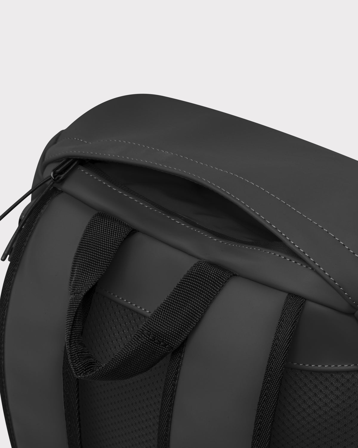 Schwarzer Johnny Urban Rucksack ‚Finley‘ mit geöffneter Oberseite und gepolstertem Rückenteil