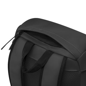 Schwarzer Johnny Urban Rucksack ‚Finley‘ mit geöffneter Oberseite und gepolstertem Rückenteil