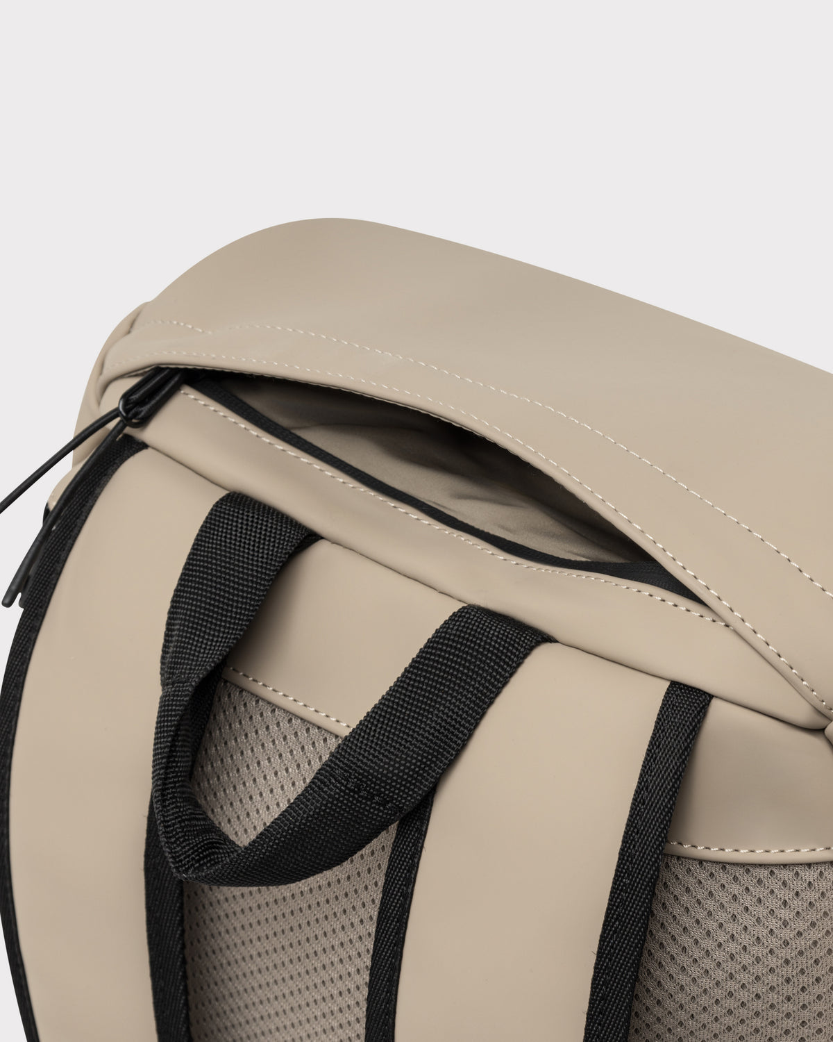 Beige Johnny Urban Rucksack 'Finley' mit verstecktem Reißverschlussfach und gepolsterten schwarzen Trägern