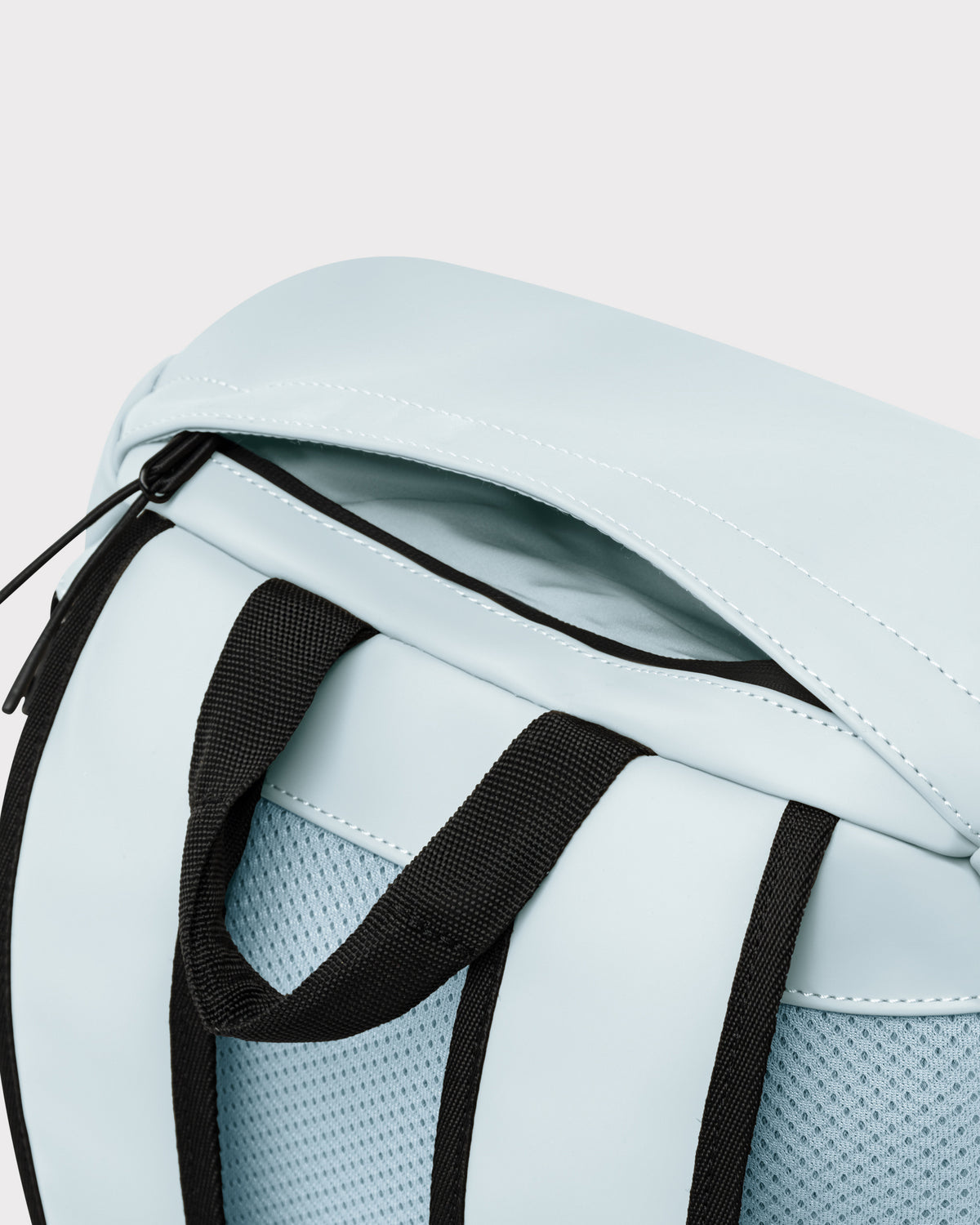 Rucksack Finley von Johnny Urban in hellblau mit schwarzem Tragegriff und Zipper