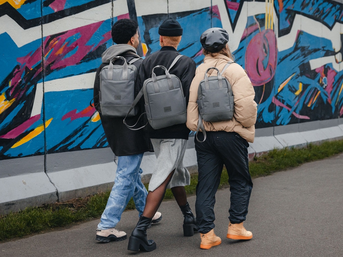 Rucksack Jona in dunkelgrau – Größenvergleich - Johnny Urban