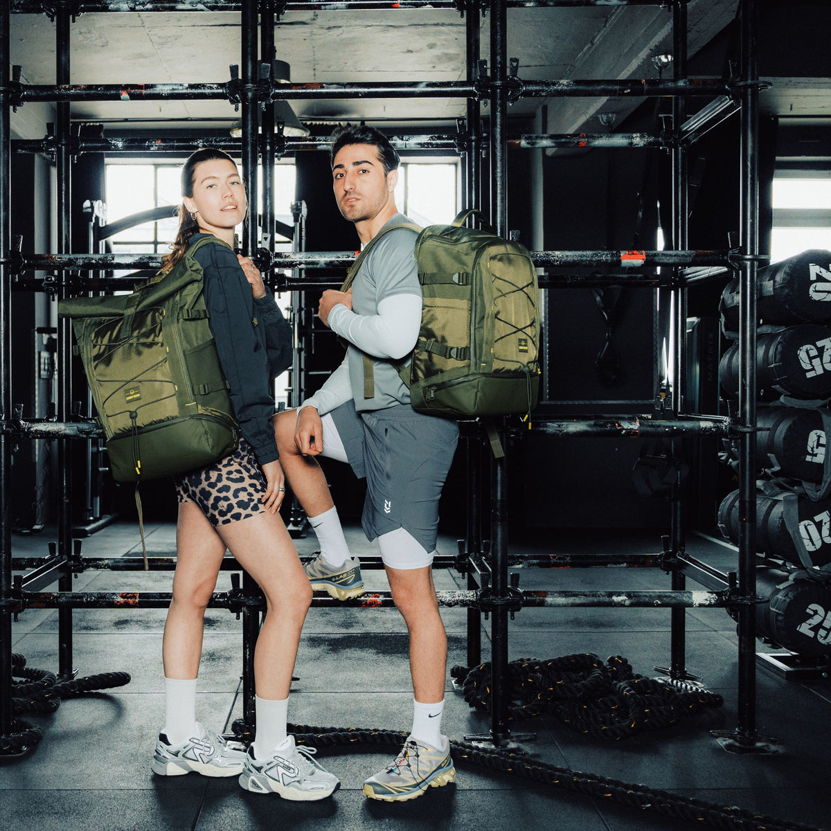 Mann und Frau im Fitnessstudio mit olivgrünen Rucksäcken 'Jack' von Johnny Urban