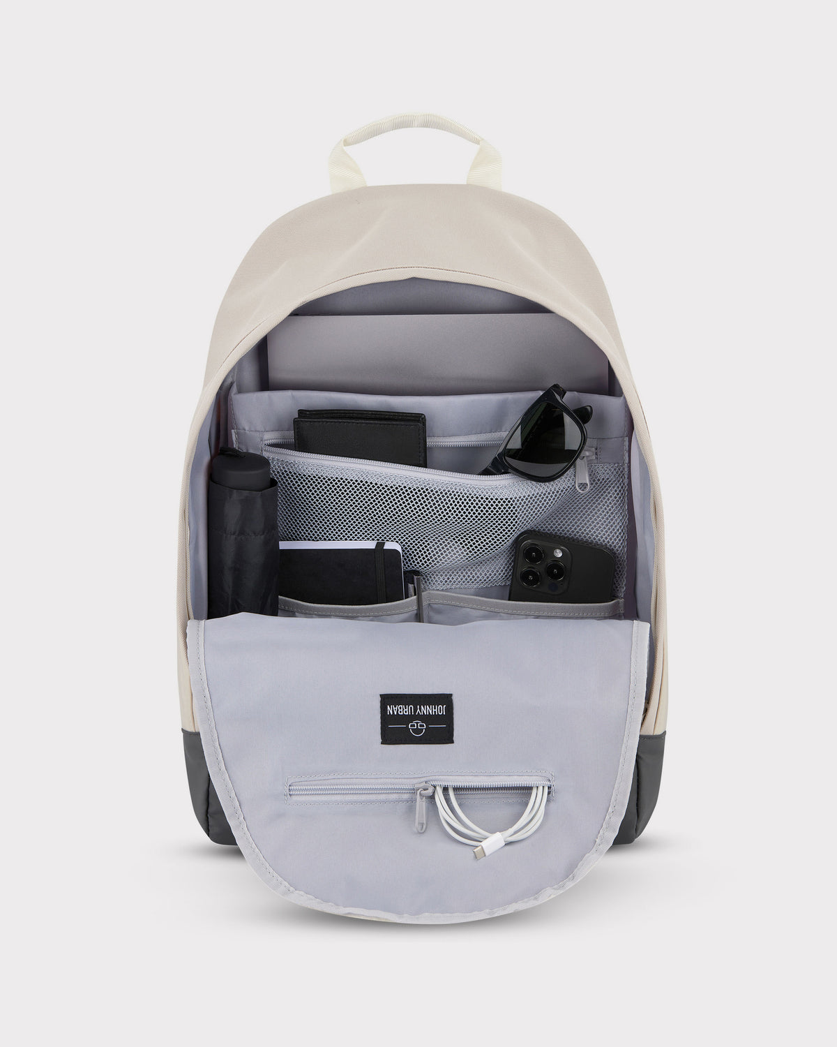 Beiger und grauer Rucksack Neo von Johnny Urban geöffnet, zeigt Innenfächer mit Sonnenbrille, Smartphone, Geldbörse, Regenschirm und Kabeln