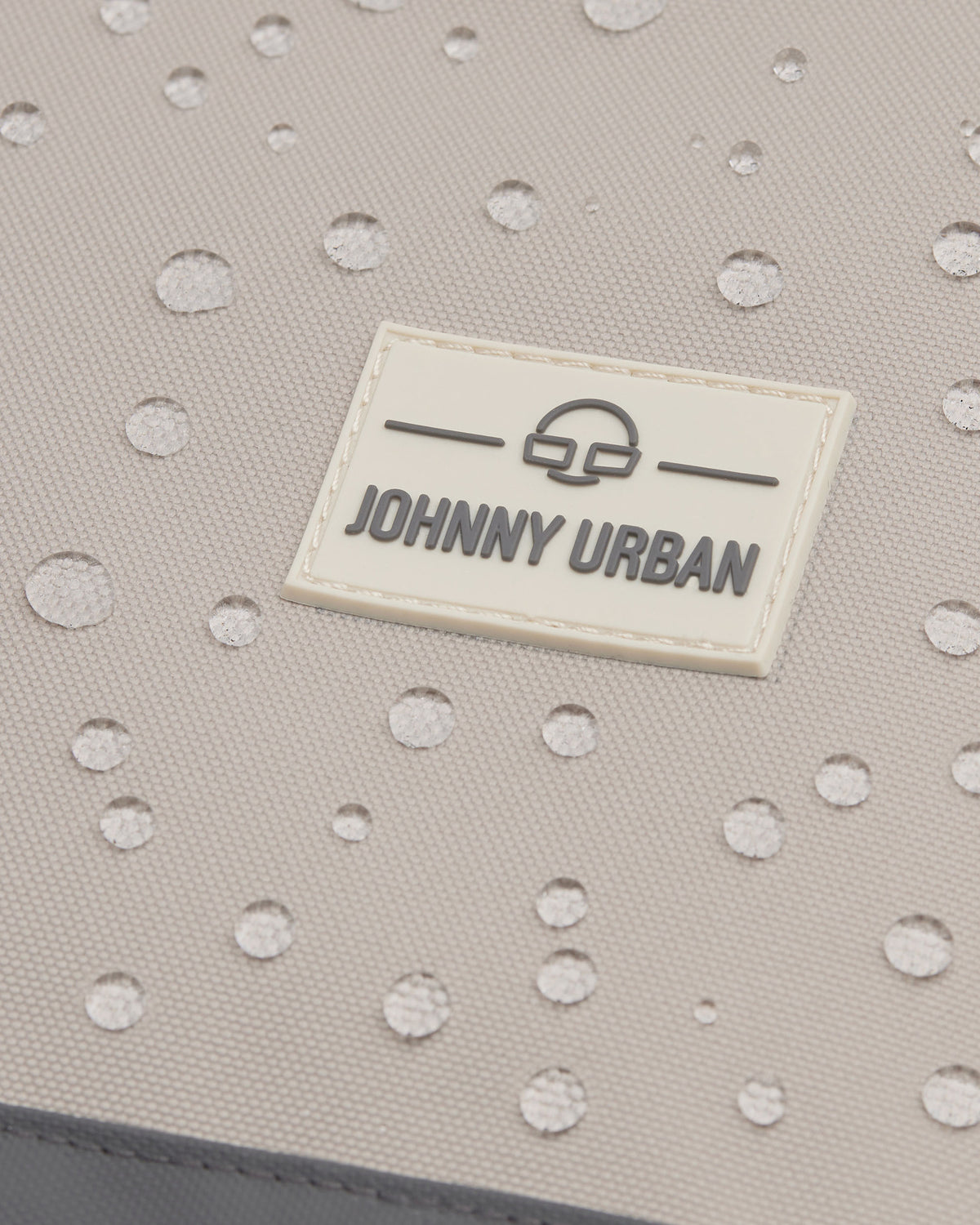 Detailaufnahme des wasserabweisenden Materials des Rucksacks 'Neo' von Johnny Urban in Beige mit Markausschnitt