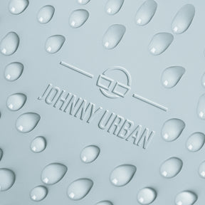 Nahaufnahme des wasserabweisenden Materials des Finley Rucksacks von Johnny Urban mit Wassertröpfchen