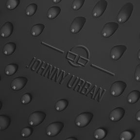 Nahaufnahme des Johnny Urban Logos auf dem wasserabweisenden schwarzen Rucksack Finley mit Wasserperlen