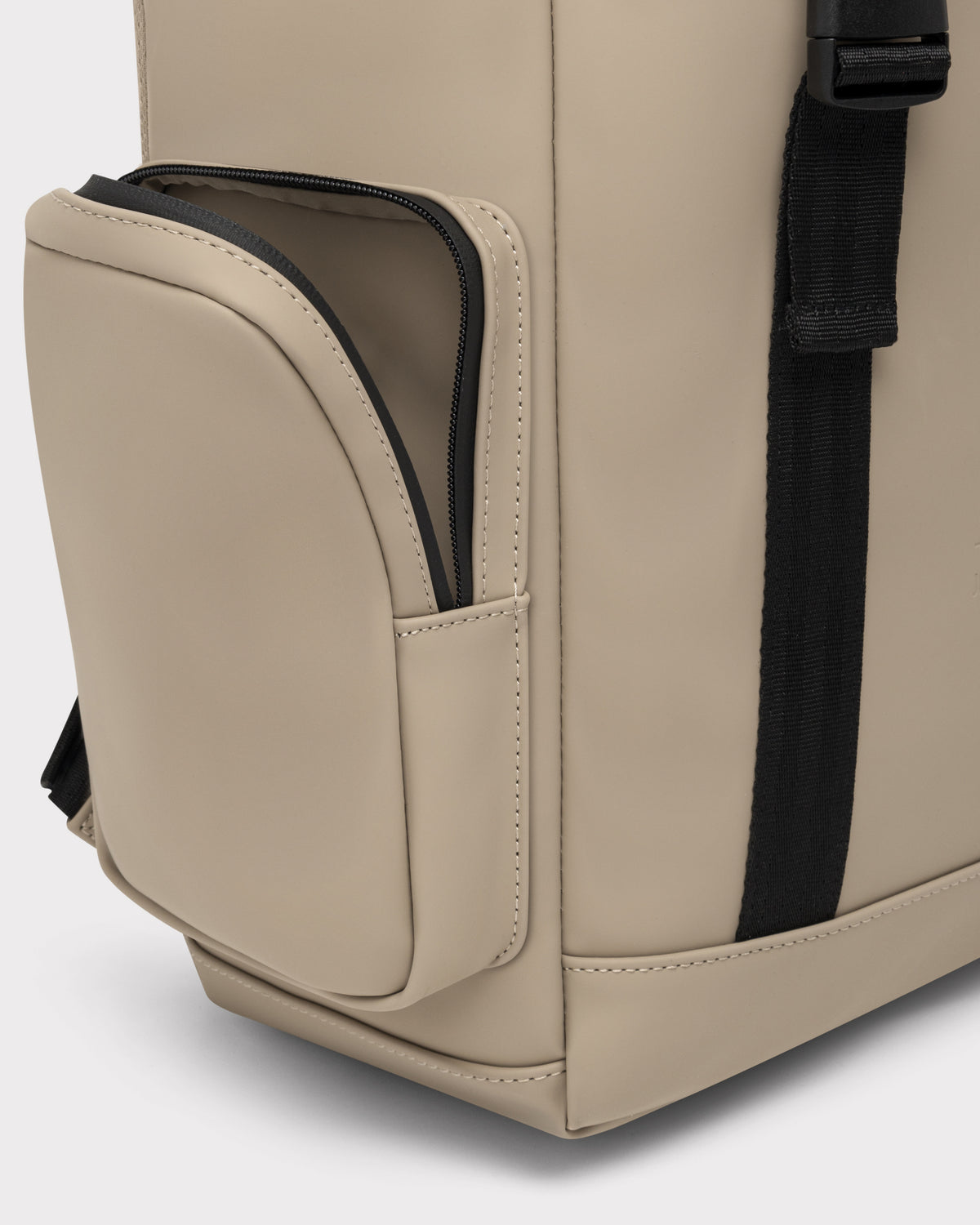 Beige Rucksack 'Finley' mit offenem seitlichem Reißverschlussfach und schwarzem Riemen