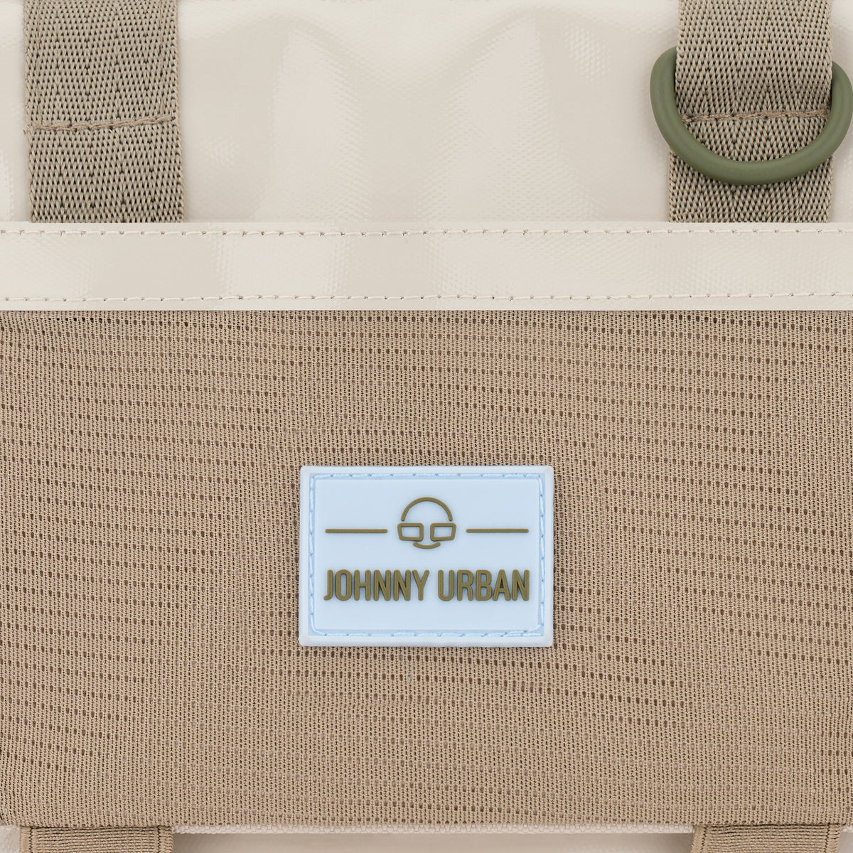 Beige Umhängetasche Avery mit Johnny Urban Logo auf einem weißen Patch