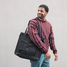 Unser männliches Model zeigt sich hier mit der Johnny Urban Shopper Bag "Kim" in schwarz. 