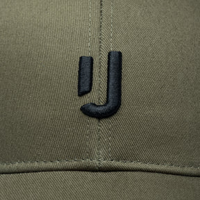 Olivefarbene Baumwoll-Snapback-Cap mit schwarzem gesticktem 'J'