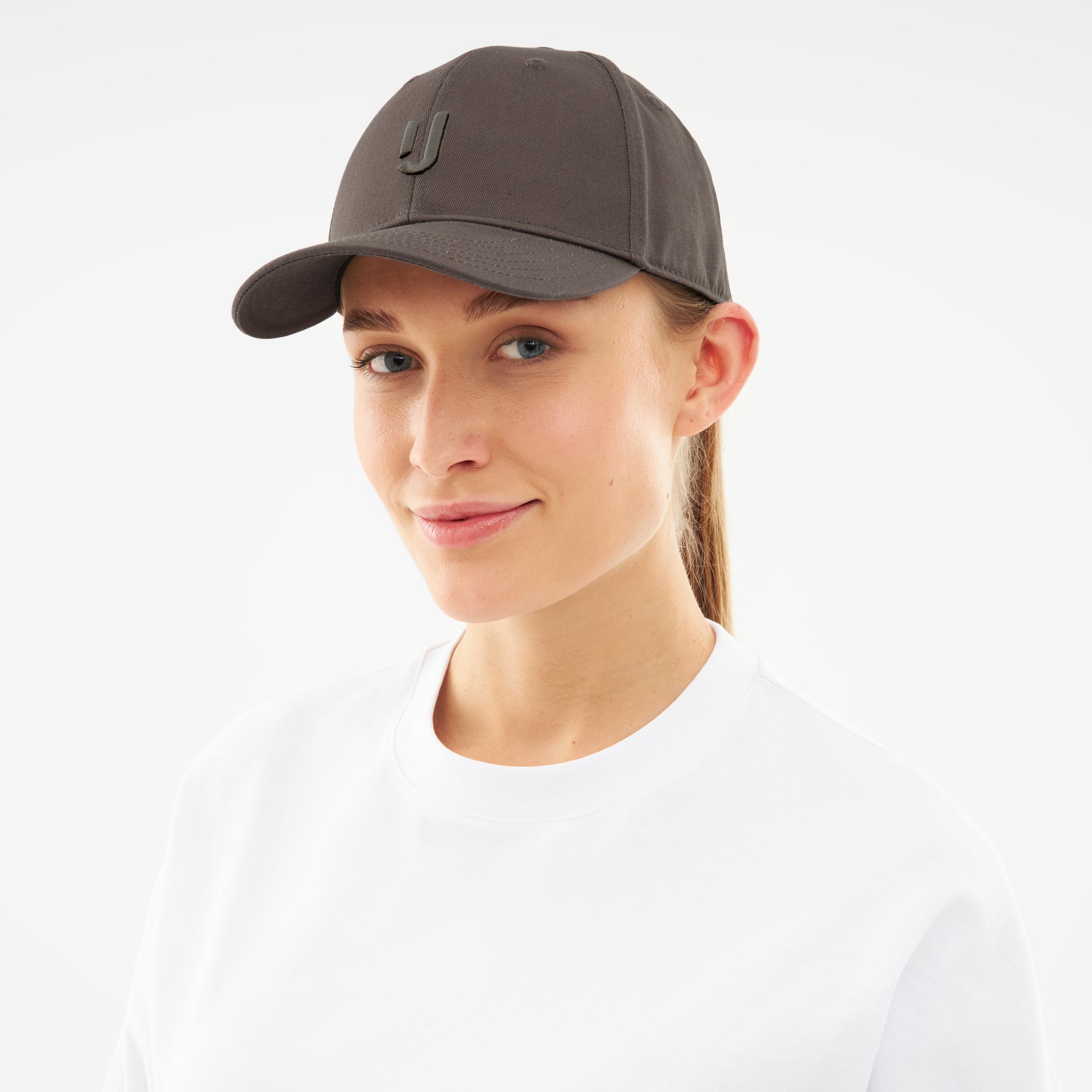 Frau trägt graue Snapback-Cap 'Jason' von Johnny Urban mit 3D-Logo vorne