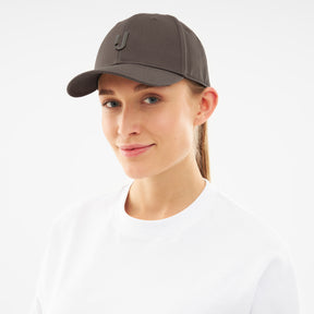 Frau trägt graue Snapback-Cap 'Jason' von Johnny Urban mit 3D-Logo vorne