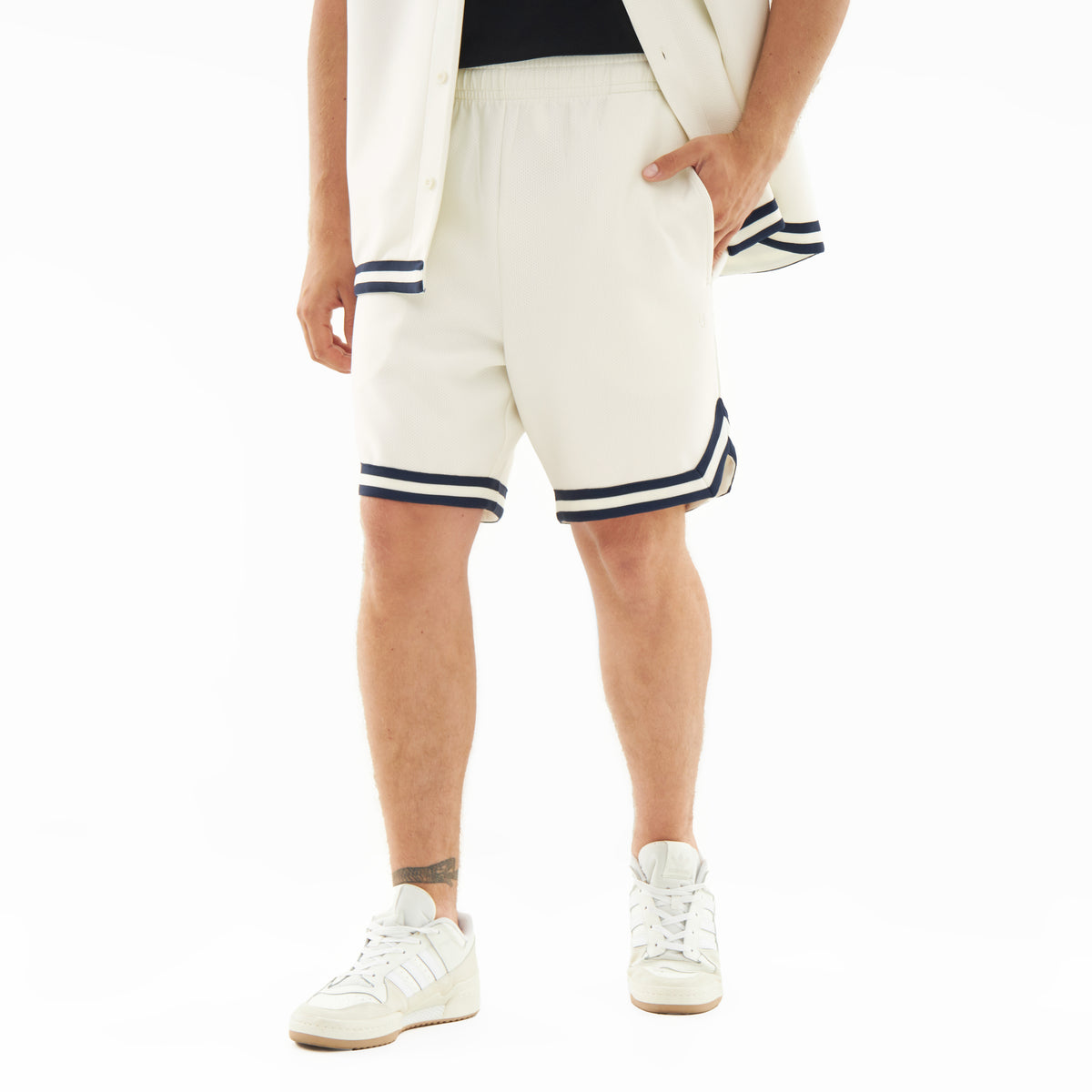 Locker sitzende cremefarbene Shorts mit elastischem Bund und dunklen Seiten- und Saumstreifen aus dem Set 'Parker'
