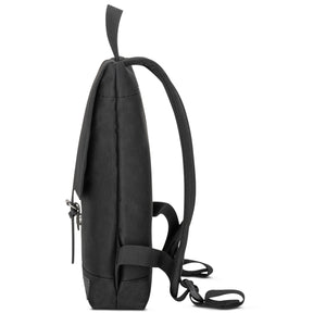 Schlanker schwarzer Damenrucksack 'Mia' von Johnny Urban, Seitenansicht mit verstellbaren Schulterriemen