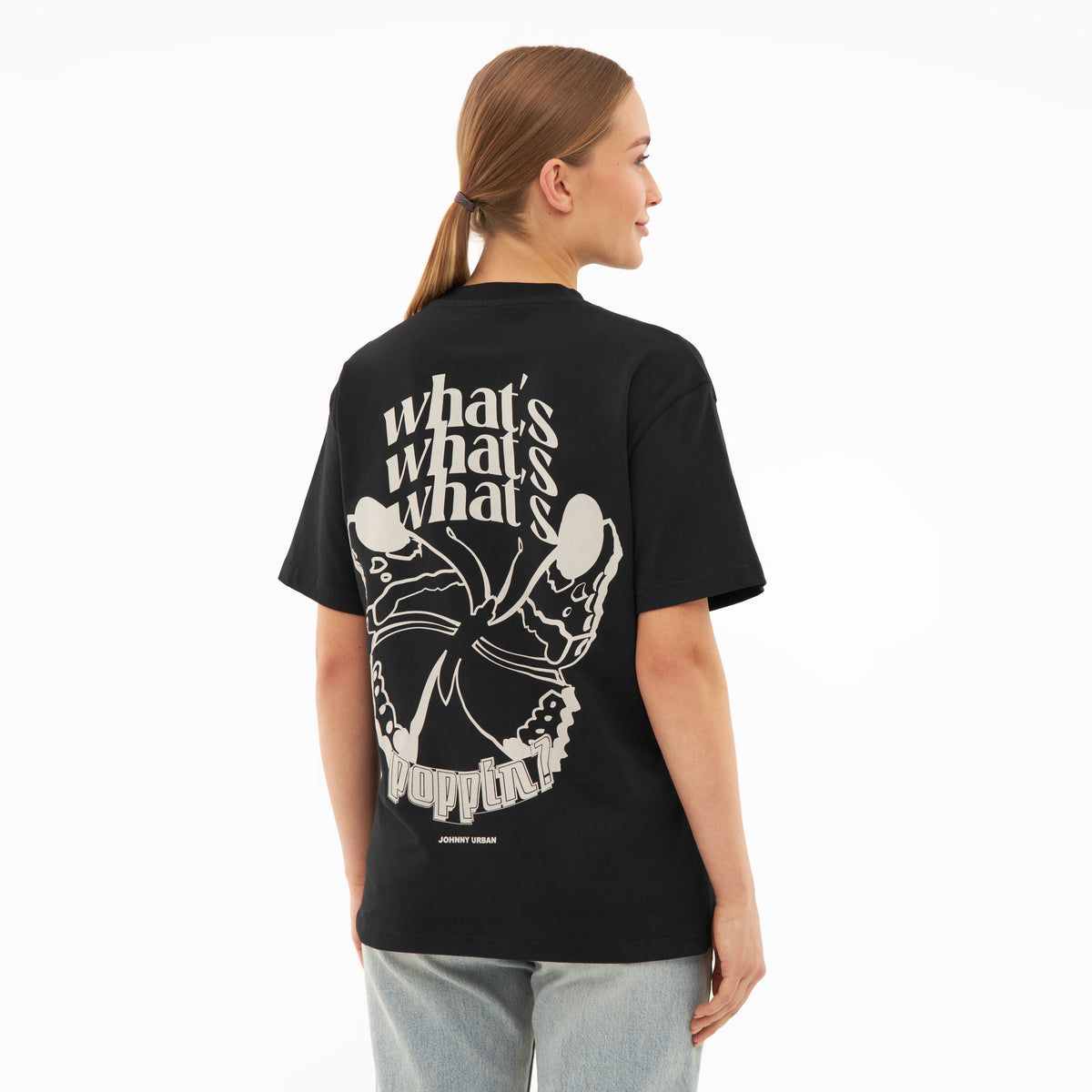 Frau trägt schwarzes T-Shirt 'Sammy Butterfly' mit weißem Schmetterlings- und Textdruck auf dem Rücken