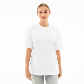 Frau trägt weißes oversized T-Shirt 'Sammy Butterfly' ohne Druck