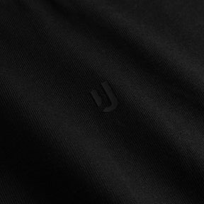Schwarzer Stoff mit dezentem, glänzendem Johnny Urban Logo