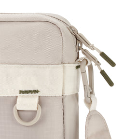 Beige Johnny Urban Umhängetasche 'Jayden' mit Reißverschluss, weißem Riemen und Karabinerhaken