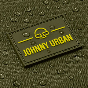 Nahaufnahme der wasserabweisenden Oberfläche und des gelben Johnny Urban Logos auf olivgrüner Umhängetasche 'Jayden'