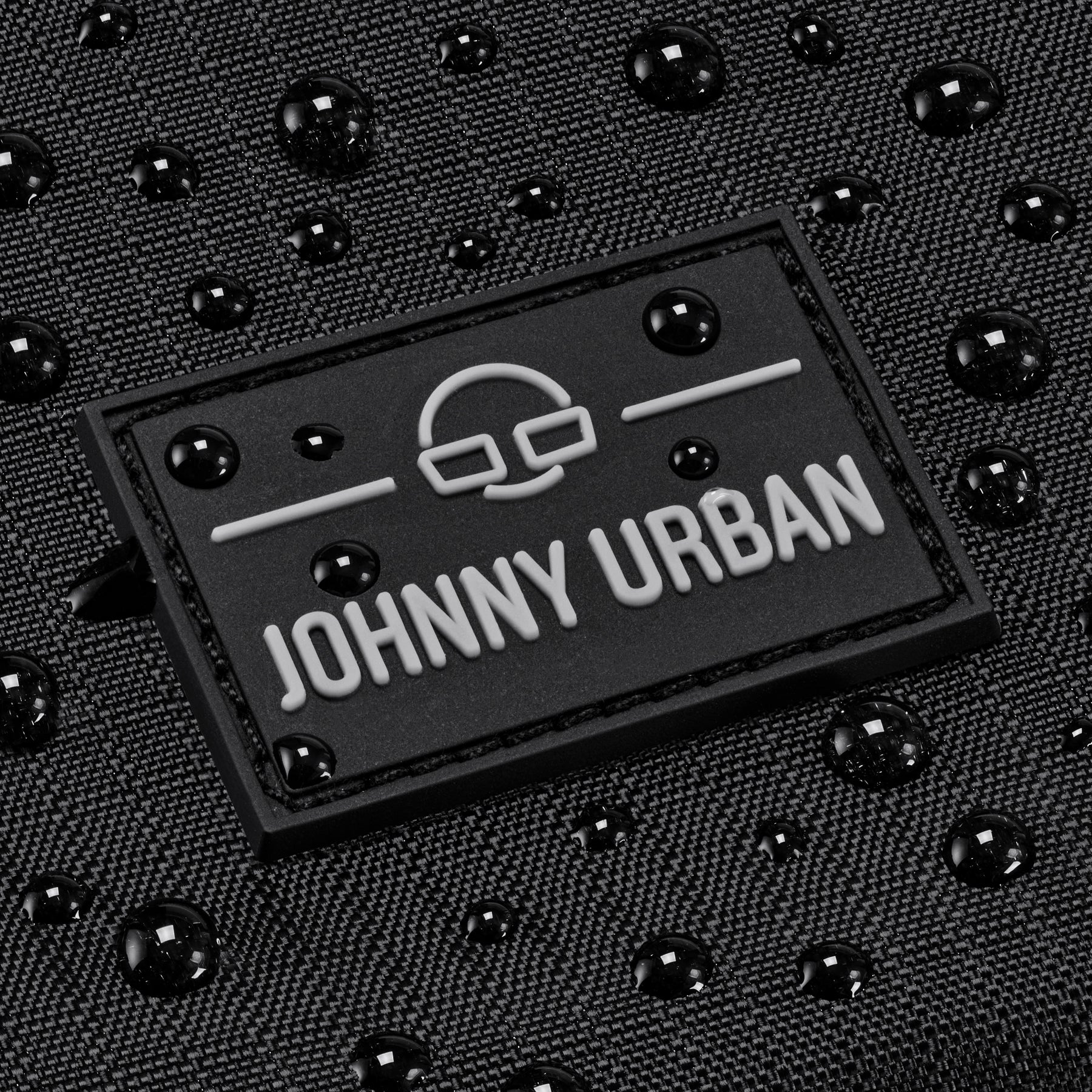 Schwarz gewebtes Material der Umhängetasche 'Jayden' mit Johnny Urban Logo und Wassertropfen