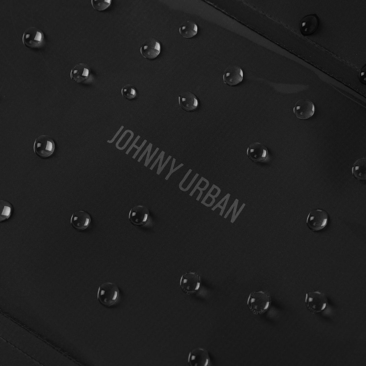 Wasserdichte schwarze Dry Bag 'Alfie' mit Wassertröpfchen und Johnny Urban Aufschrift