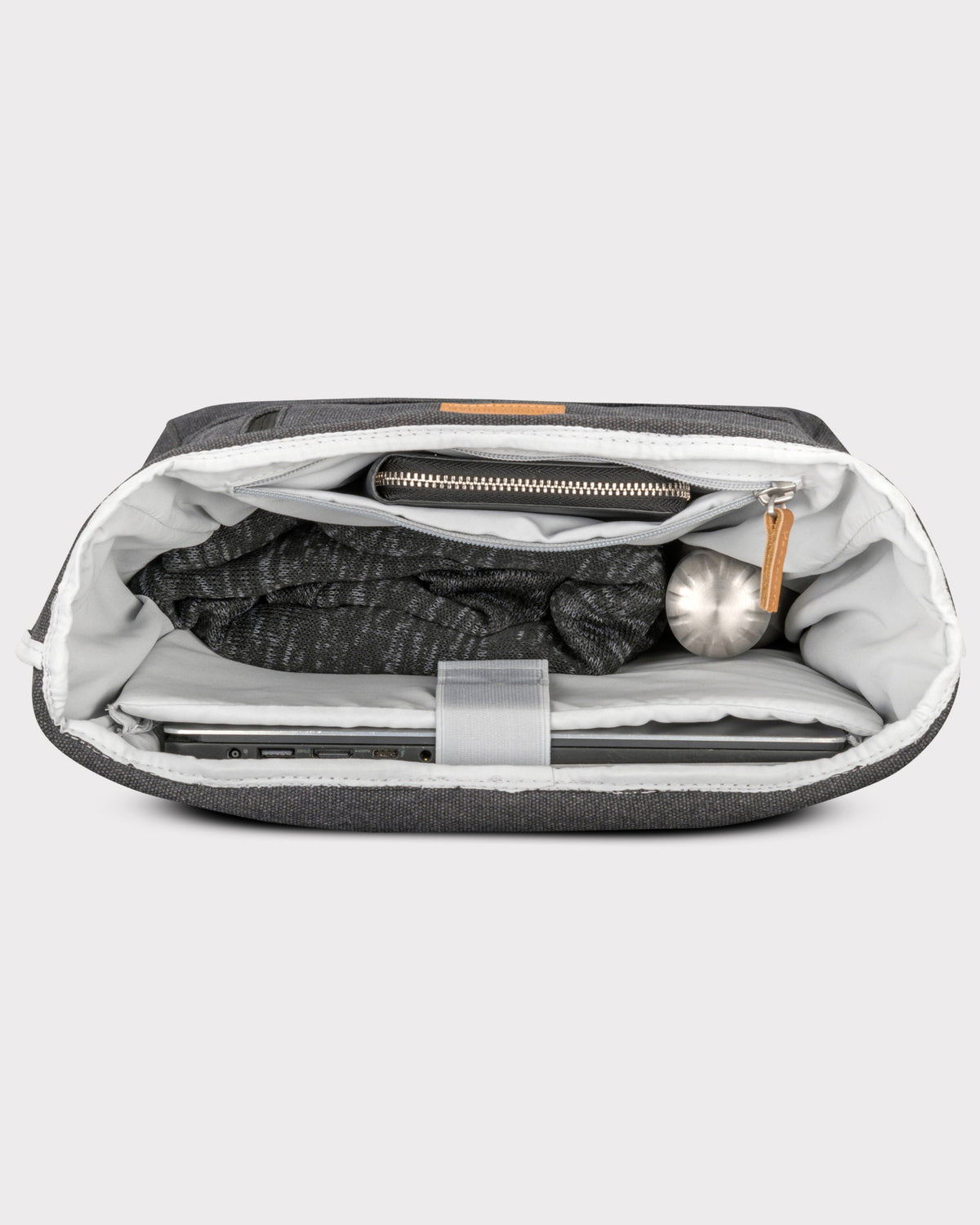 Rolltop Rucksack 'Adam Medium' in Grau mit Laptopfach, Geldbörse, Pullover und Edelstahlflasche