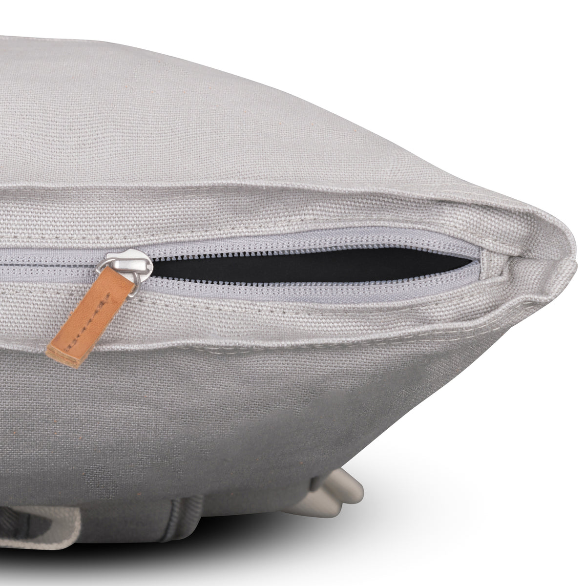 Großer grauer Rolltop Rucksack 'Adam Large' aus Canvas mit sichtbarem Reißverschluss und Lederziehgriff