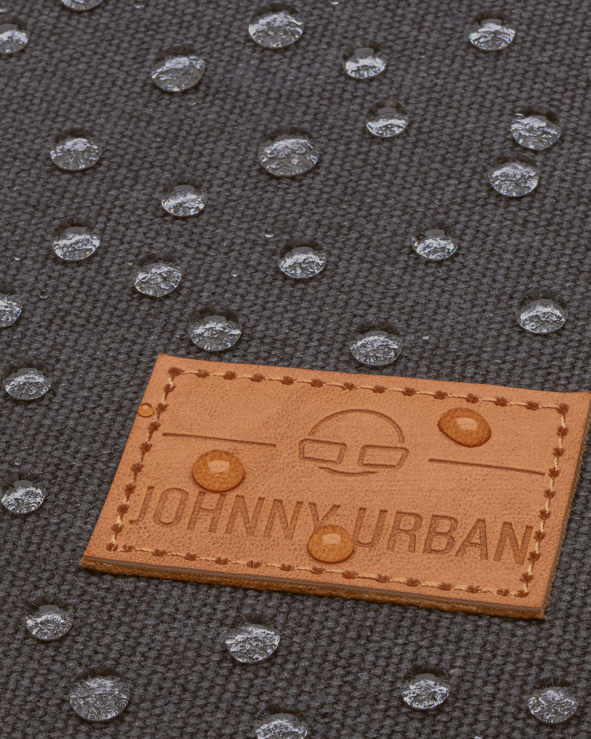 Wasserabweisendes anthrazitfarbenes Canvas mit Johnny Urban Lederlogo und Wasserperlen