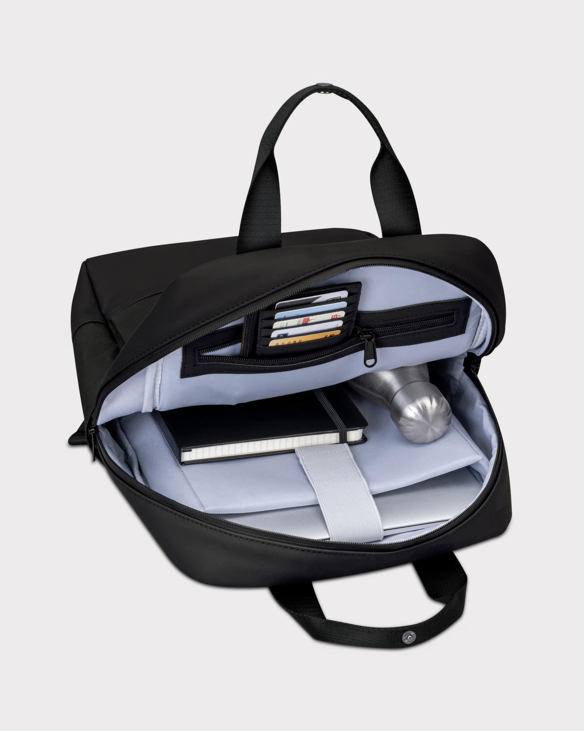 Offener schwarzer Damenrucksack 'Jona Medium' von Johnny Urban mit Innenfächern für Karten, Notizbuch, Laptop und Wasserflasche
