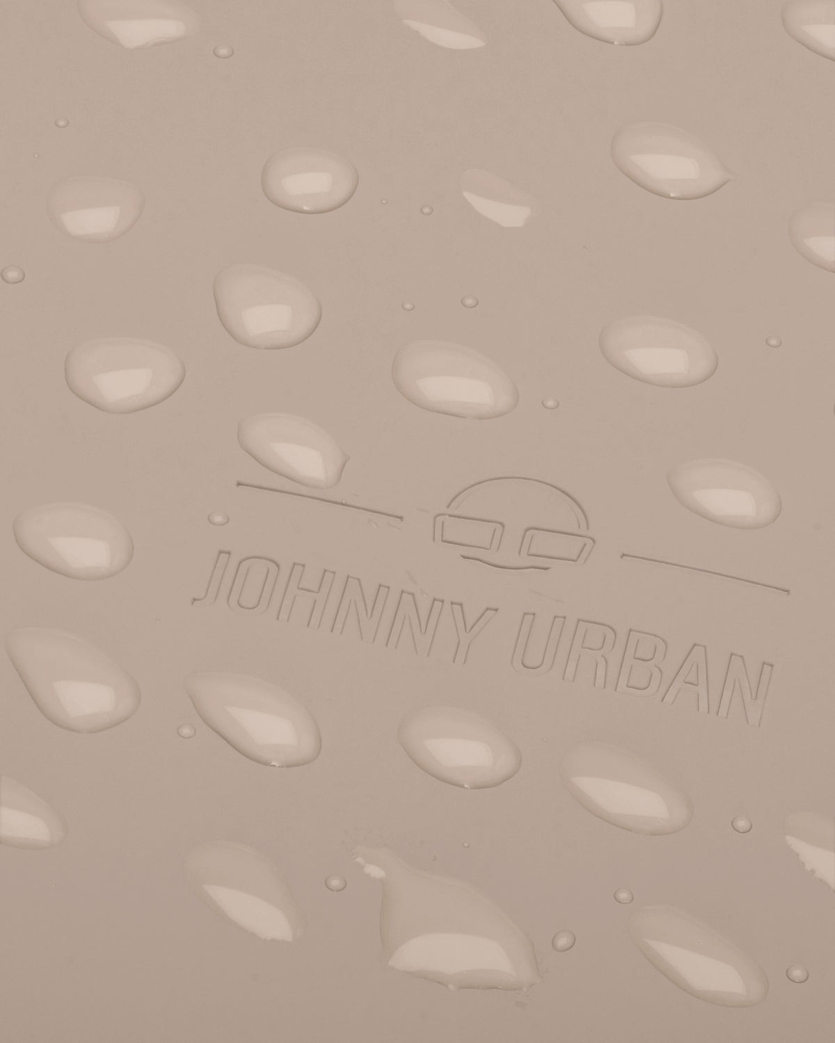 Nahaufnahme des wasserabweisenden Materials vom Damenrucksack 'Hailey' in Beige mit dem eingeprägten Johnny Urban Logo und Wassertropfen