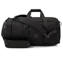 Schwarze Johnny Urban Duffle Bag 'Colin' aus robustem Material mit verstellbarem Schultergurt und Griffen