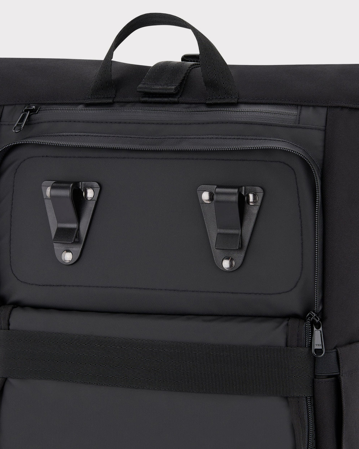 Schwarzer Rolltop Rucksack 'Robin Medium' mit zwei Halterungen und weiterem Reißverschlussfach, geeignet für Fahrrad-Gepäckträger