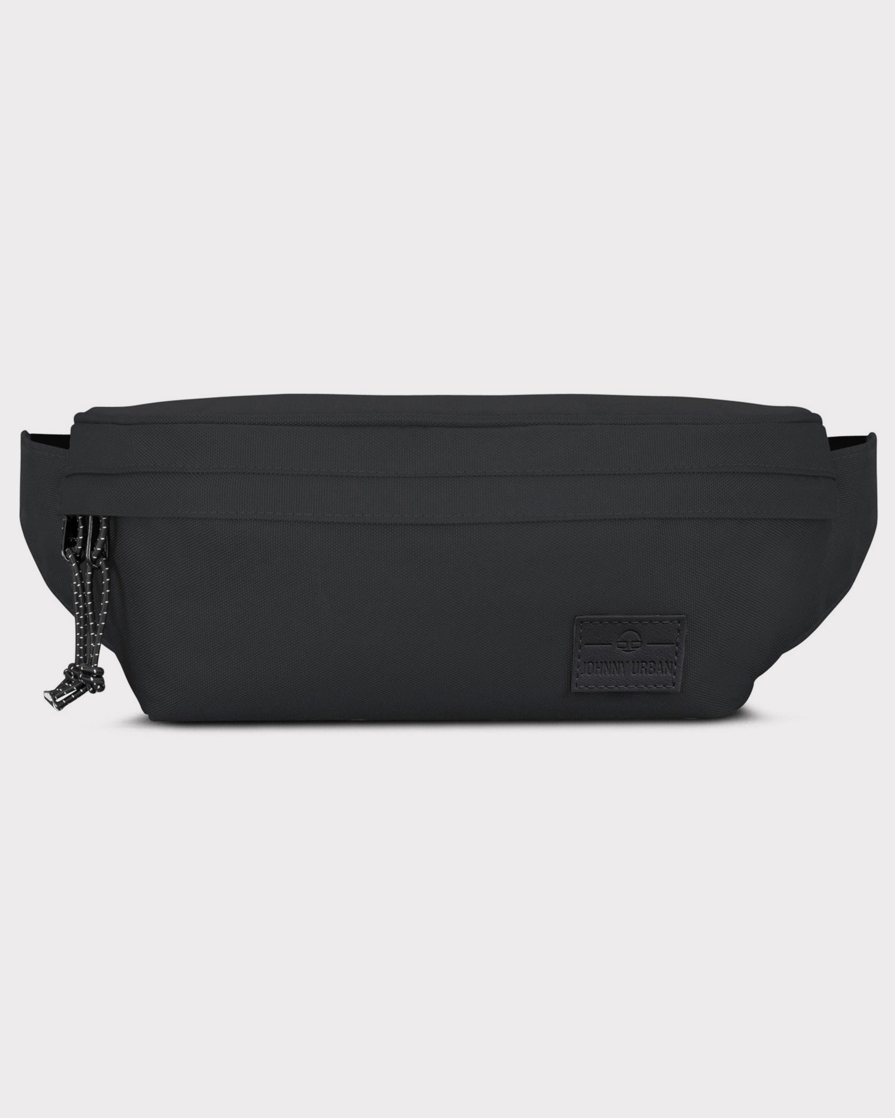 Schwarze Bauchtasche 'Tom' von Johnny Urban mit zwei Reißverschlüssen und Logo-Patch vorne