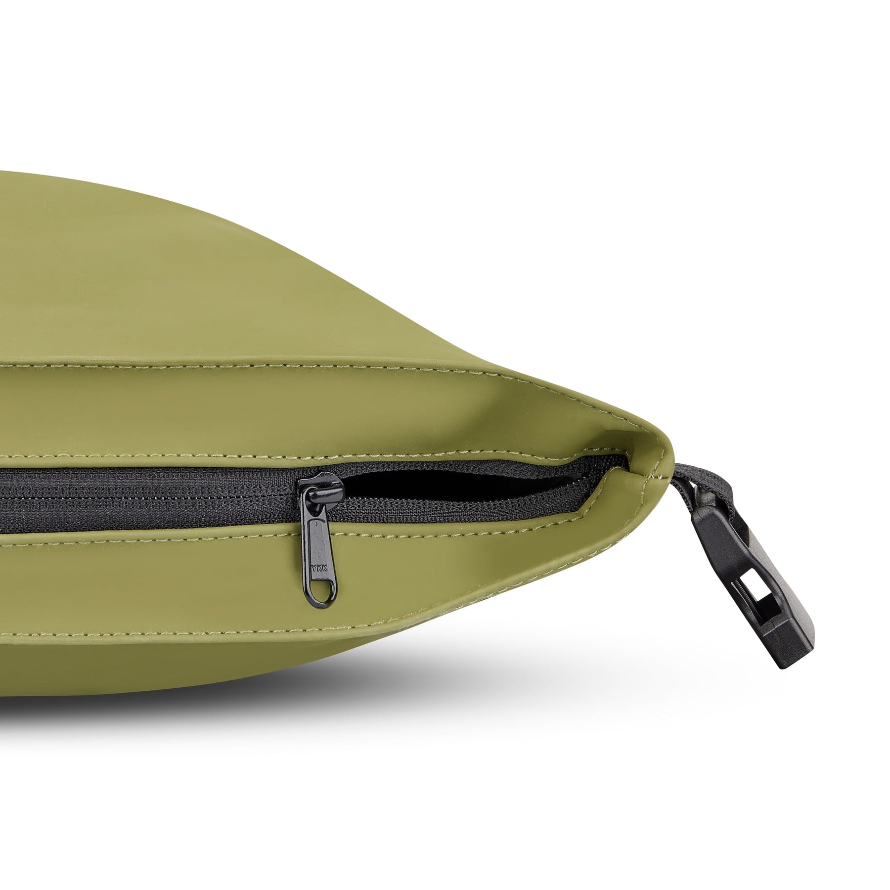 Grüner Johnny Urban Rolltop Rucksack 'Henry' mit geöffnetem seitlichem Reißverschluss
