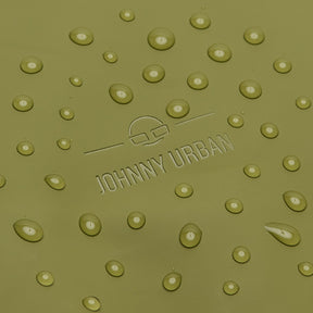 Nahe Aufnahme der wasserabweisenden Oberfläche des olivgrünen Rolltop Rucksacks 'Henry' mit eingelassenem Johnny Urban Logo und Wassertropfen