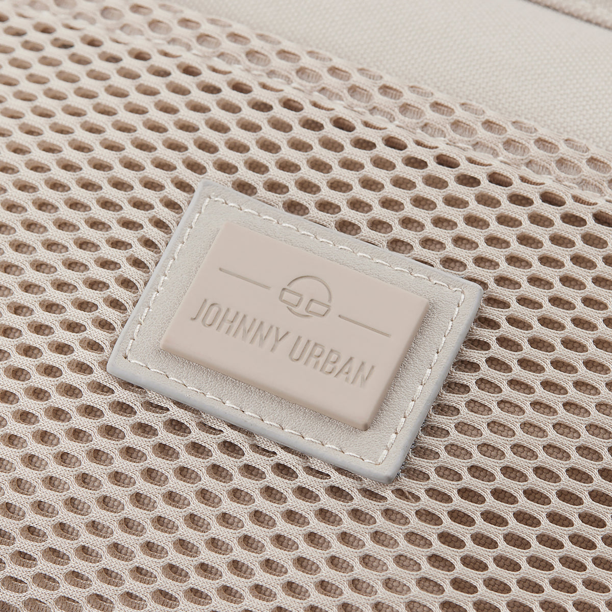 Beiges Johnny Urban Logo auf gewebtem Netzstoff der Handtasche 'Maddy'