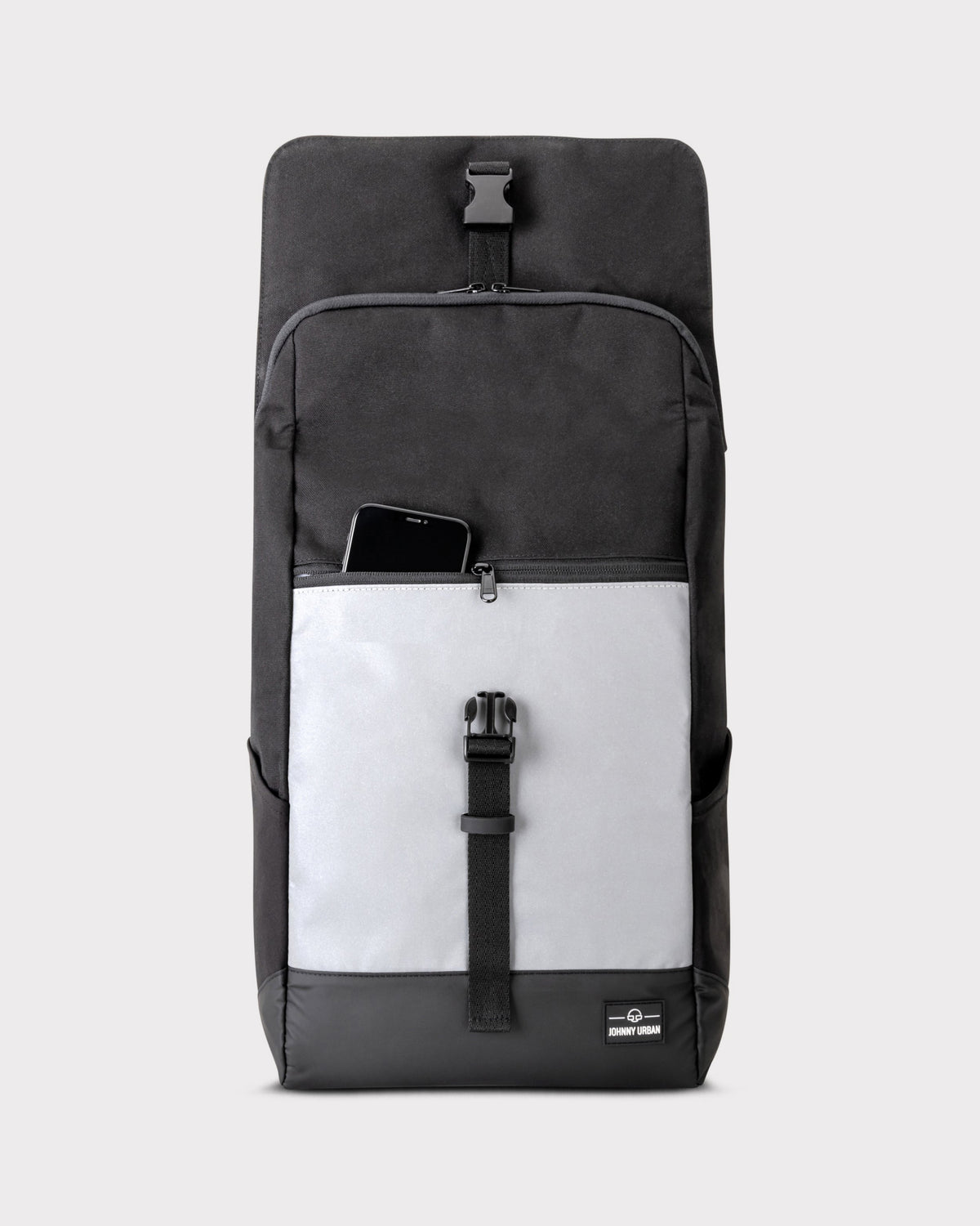 Reflektierender Rucksack Mika in Schwarz und Grau mit aufgesetzter Tasche und Smartphone