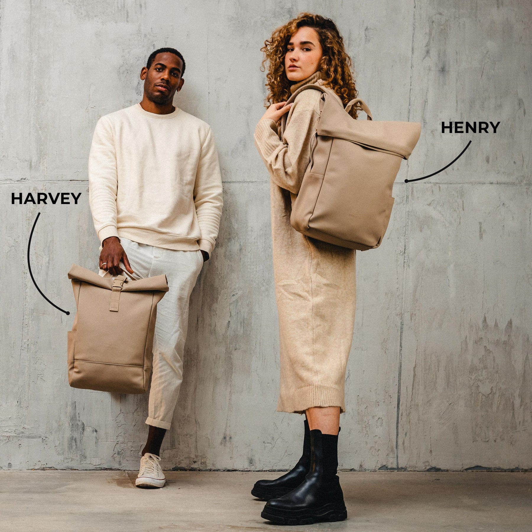 Mann hält hellbraunen Rolltop-Rucksack 'Harvey', Frau trägt hellbraunen Rolltop-Rucksack 'Henry' von Johnny Urban