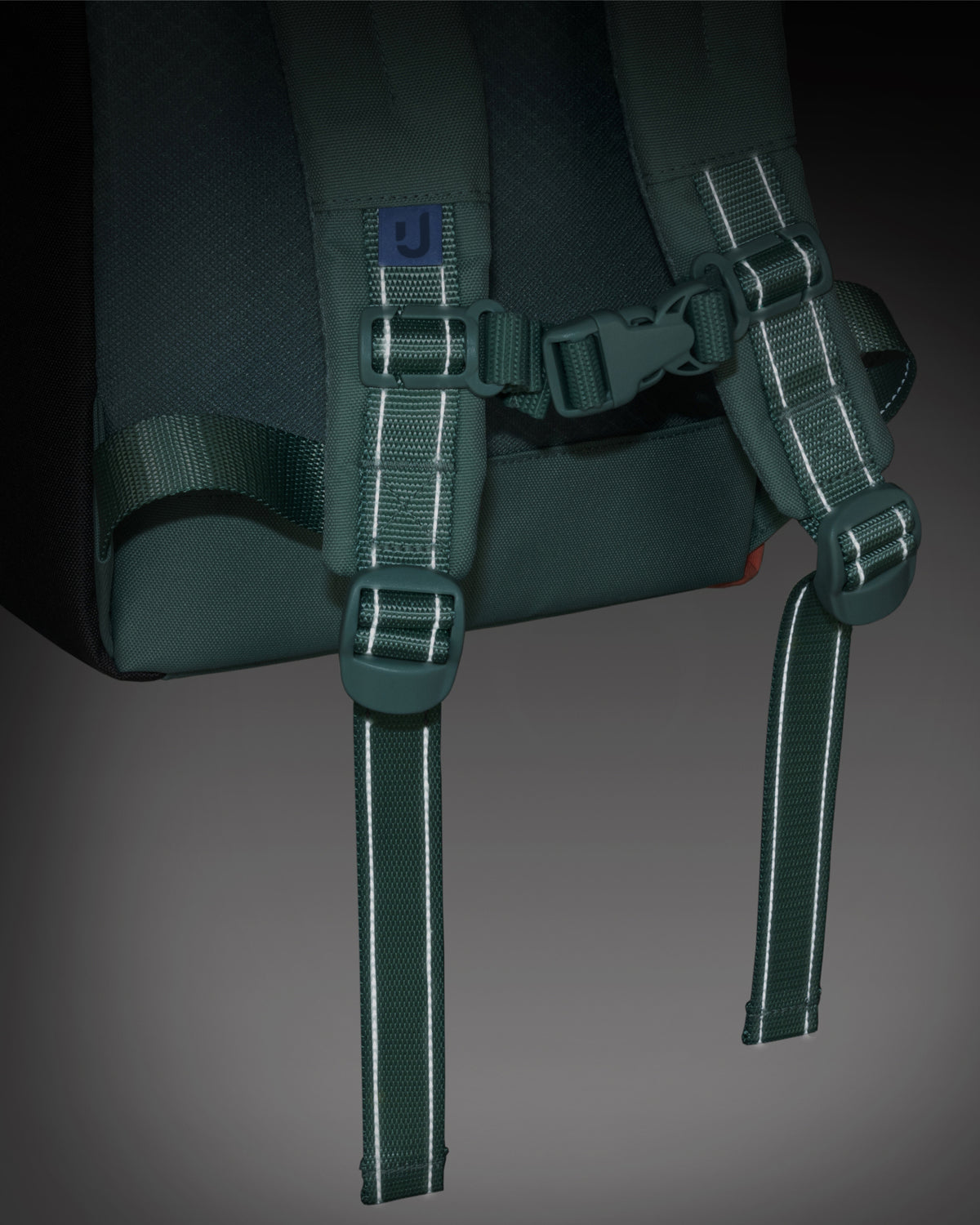 Reflektierende Schultergurte des Rolltop Kinderrucksacks 'Aaron' mit Brustgurtverschluss