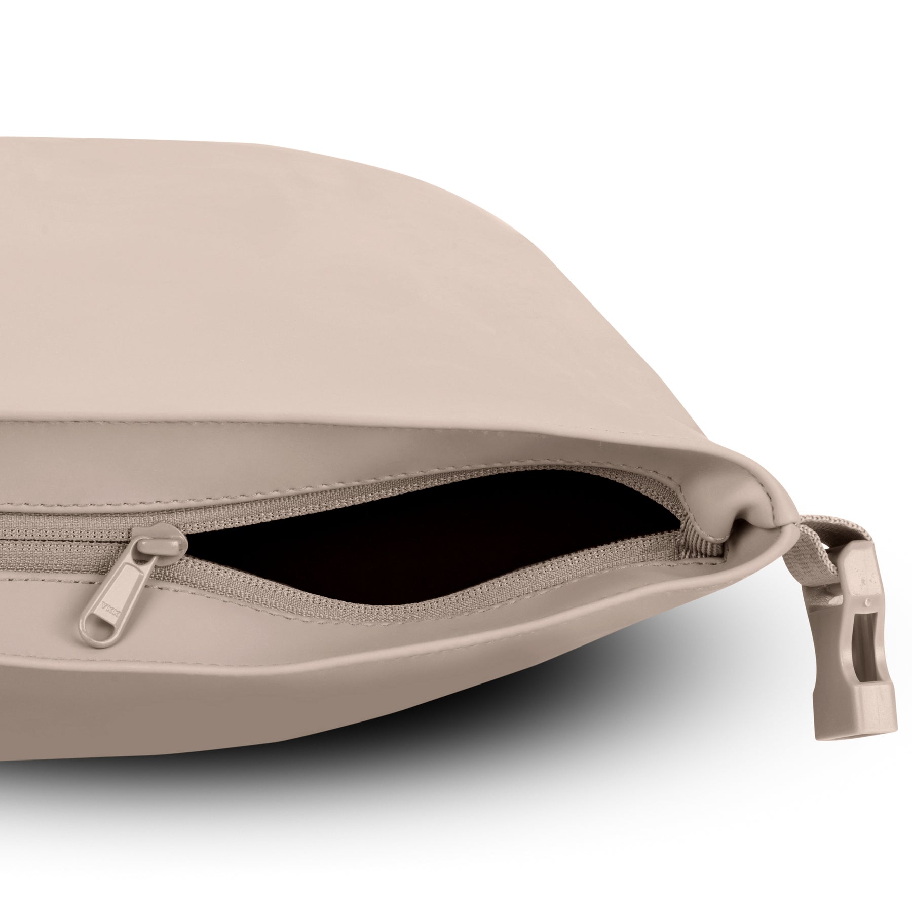 Beiger Rolltop Rucksack 'Henry' mit geöffnetem Reißverschluss und seitlichem Kunststoffverschluss