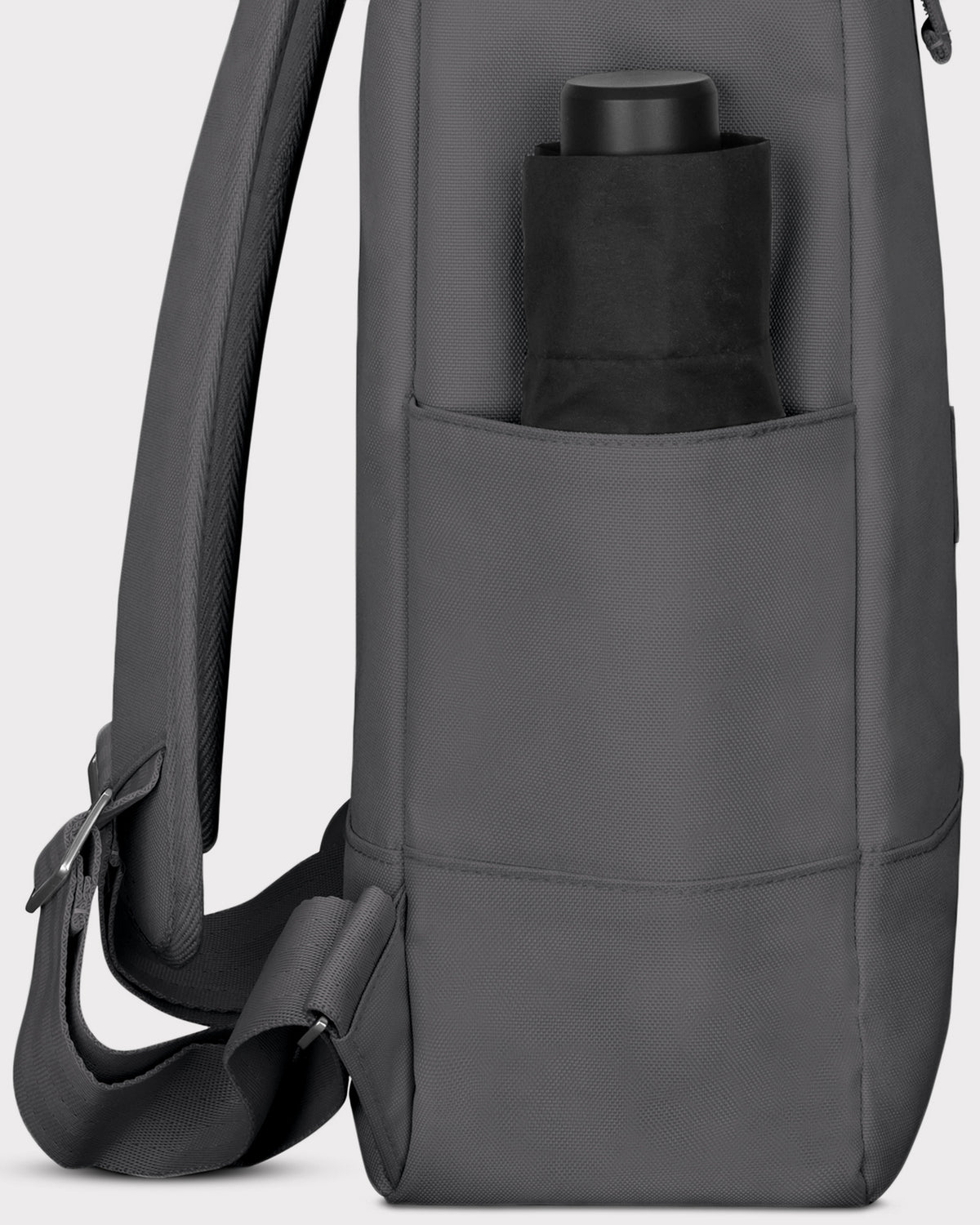 Rolltop Rucksack "Robin Large" in Dunkelgrau mit Seitentasche und eingestecktem schwarzen Regenschirm