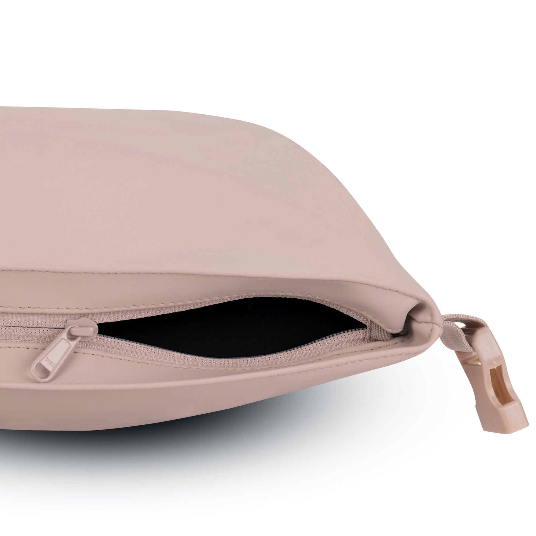 Detailansicht eines geöffneten Reißverschlussfachs am Rolltop Rucksack 'Henry' in Beige
