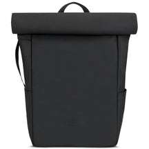 Schwarzer Rolltop-Rucksack 'Henry' von Johnny Urban mit schlichtem Design und seitlichen Taschen