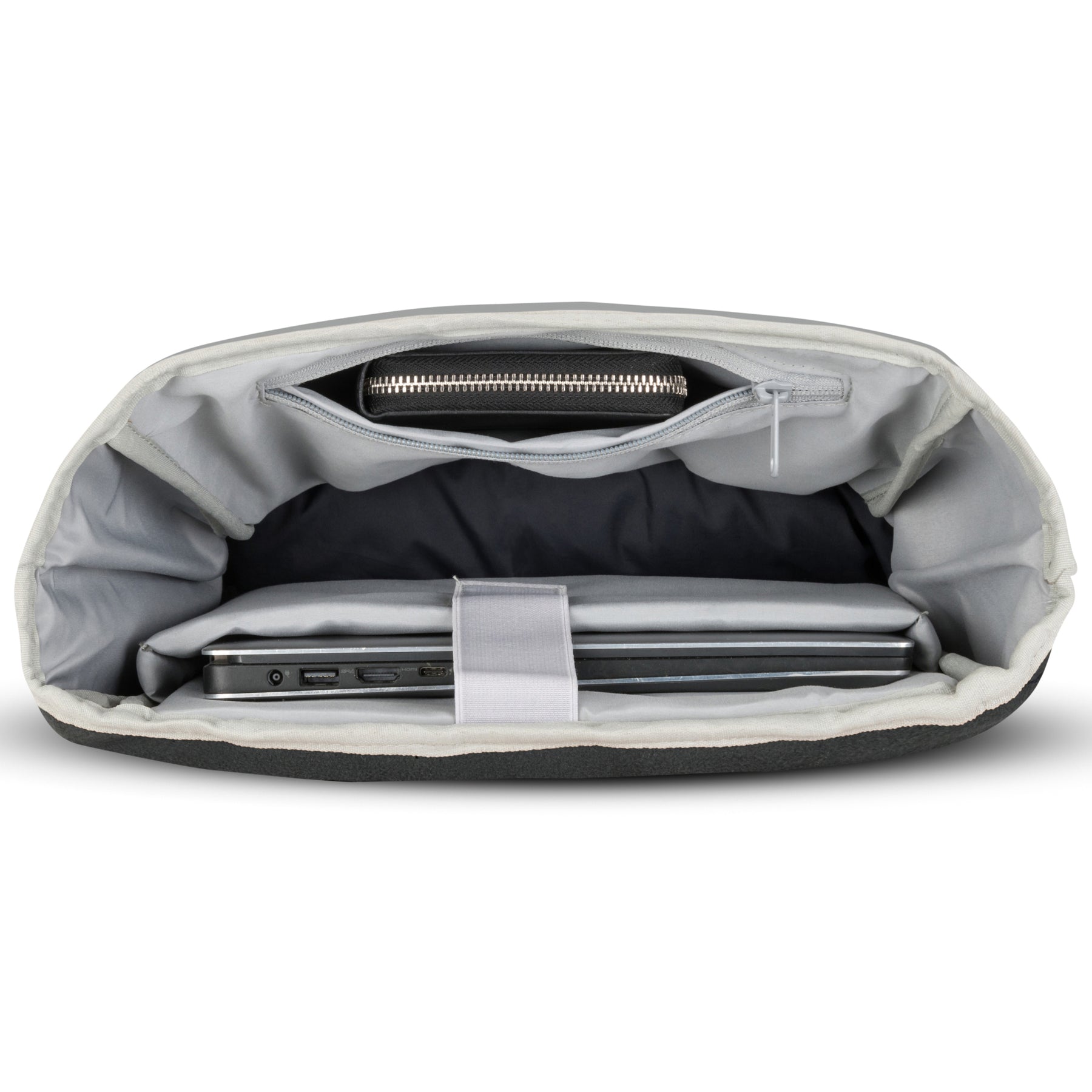 Innenansicht des grauen Rolltop Rucksacks 'Henry' mit gepolstertem Laptopfach und Reißverschlusstasche